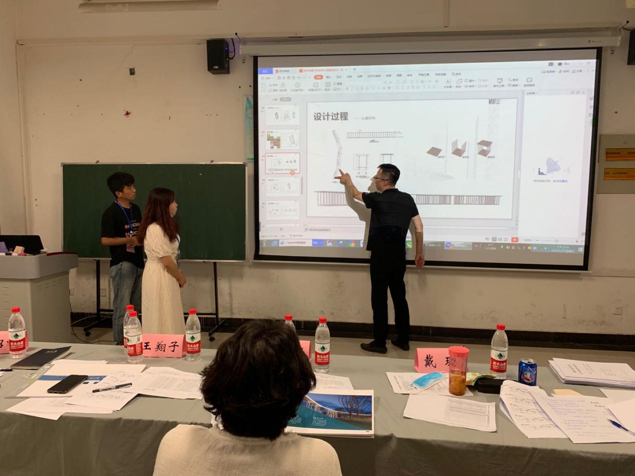 第四组答辩组教师给学生讲解方案